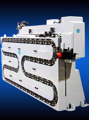 <div>有些龙门加工中心需要更多的刀具数量</div>
        <div>刀库沿工作台方向布置，滑枕到立柱外侧换刀</div>
        <div>刀库容量可以增加到130</div>